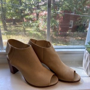 Cute tan leather booties !
